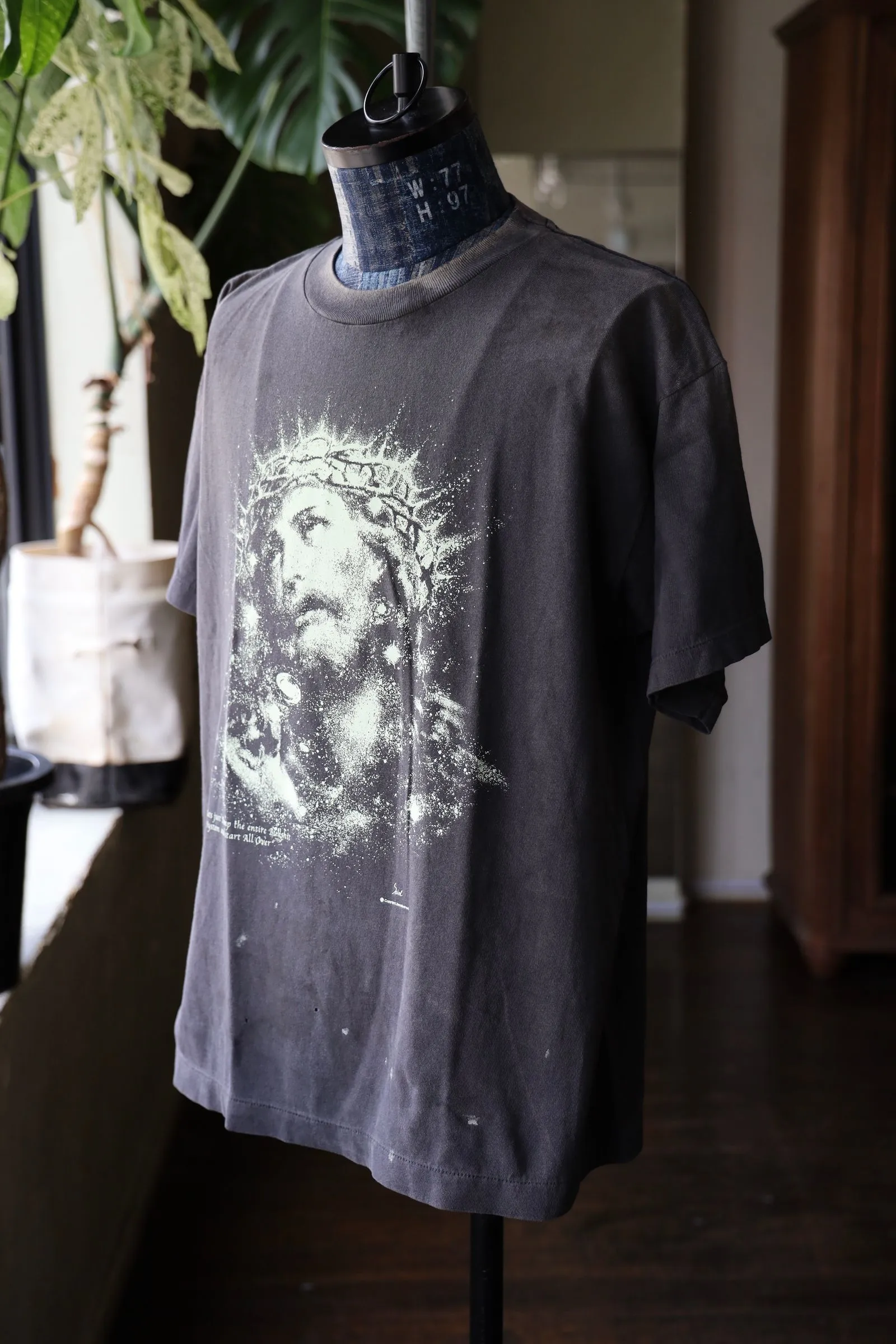 SAINT Mxxxxxx SS TEE/JESUS/BLK Luminous thorn Jesus, washed black S-XL, ready-to-wear vulcanized parts dyeing, heavy washing water spray fading, simulating natural fading texture, creating new vintage effect on the ceiling, environmentally friendly luminous paste imported from Japan, significant luminous effect, tube-woven OE yarn fabric, correct accessories, top purchasing agent level